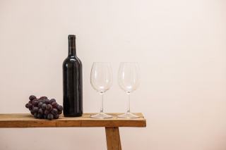 Verres de vin rouge et de vin blanc sur une table de dégustation