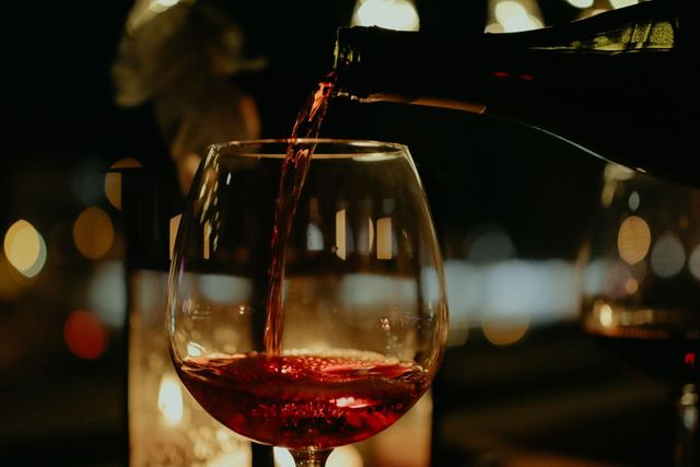 Les vins du Beaujolais : du Gamay croquant aux grands crus structurés Les vins du Beaujolais : du Gamay croquant aux grands crus structurés