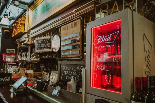 Bar à vins naturels et tapas au Dauphin, Paris 11e Bar à vins naturels et tapas au Dauphin, Paris 11e