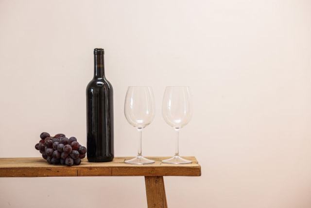 Verres de vin rouge et de vin blanc sur une table de dégustation