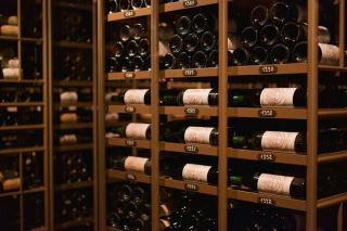 Visites de caves et salons du vin : le guide du passionné